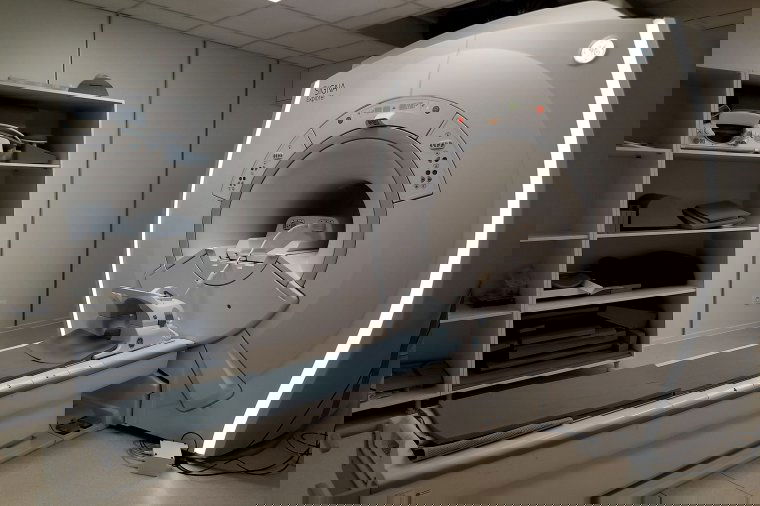 Hosszabb programmal, több beteg mágnesesrezonancia-vizsgálatát tudják elvégezni a csíkszeredai kórházban