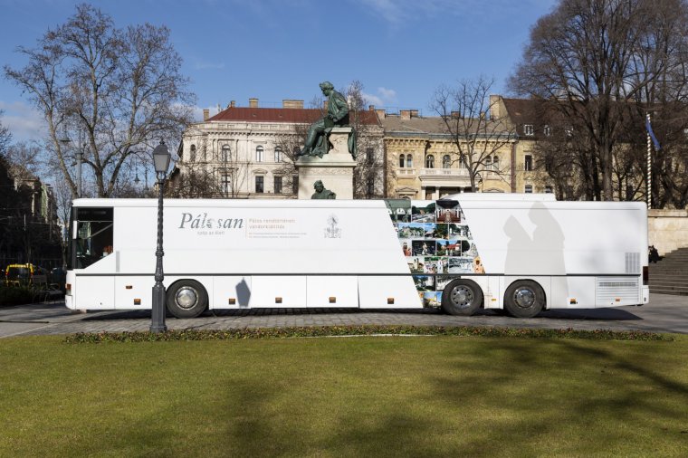 Székelyföldre érkezik a pálos rend történetét bemutató kiállítóbusz