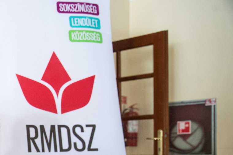 Kilépnek a nők a „háttérből”?