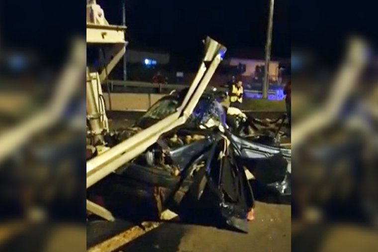 Síneken rekedt autót ütött el egy vonat, a sofőrnek sikerült elhagynia a járművet