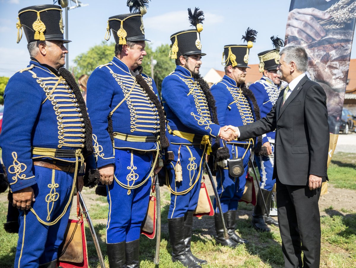 A Szentegyházi Hagyományőrző Huszáregyesület, a 11. Székely Határőrezred hagyományőrző alakulatának tagjait köszönti Kövér László •  Fotó: MTI/Rosta Tibor