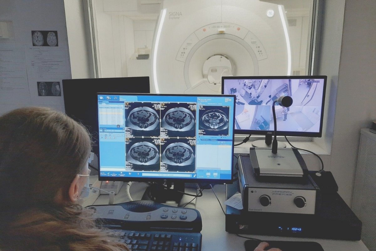 MRI-gép a Csíkszeredai Megyei Sűrgösségi Kórházban. Napi hat személyt tudnak megvizsgálni •  Fotó: Csíkszeredai Megyei Sürgősségi Kórház