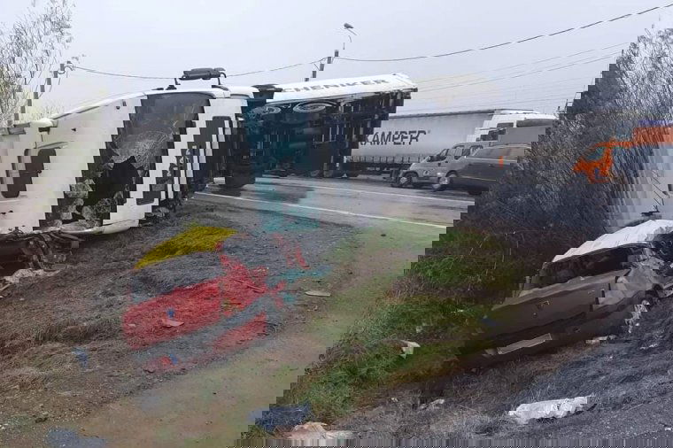 Feszítővágóval tudták kiszabadítani a teherautóval ütköző Dacia utasait