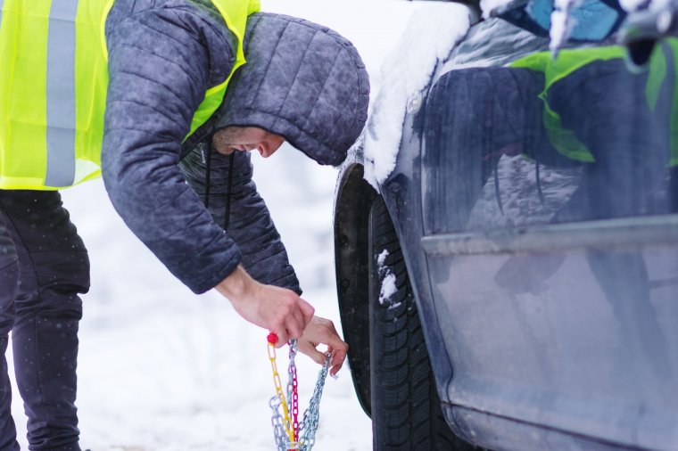 Elő a lapáttal és a hólánccal – veszélyes téli útviszonyokra figyelmeztetnek