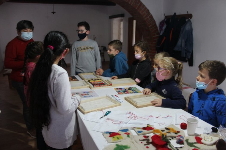 Keresnek-kutatnak a tulipános ládában a homoródújfalvi gyermekek