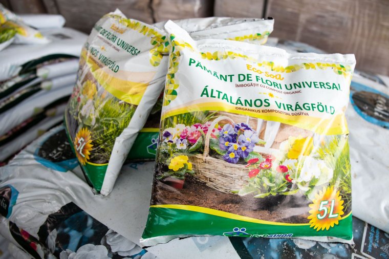 Közel háromezer zsáknyi virágföldet osztottak szét a tömbházlakóknak