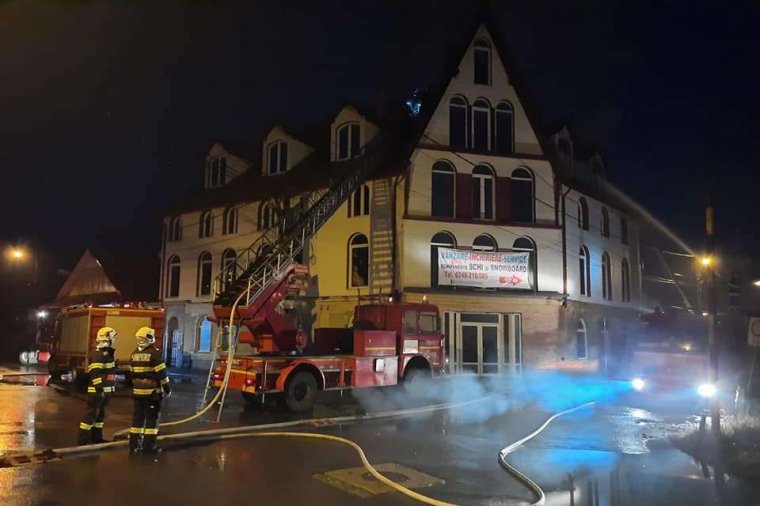 Kigyulladt egy épület teteje Maroshévízen