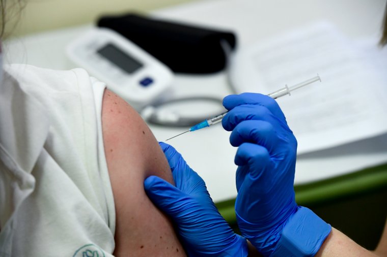 Több ezren fertőződtek meg eddig az oltóanyag első adagjának beadása után, felpörgetik a pedagógusok immunizálását