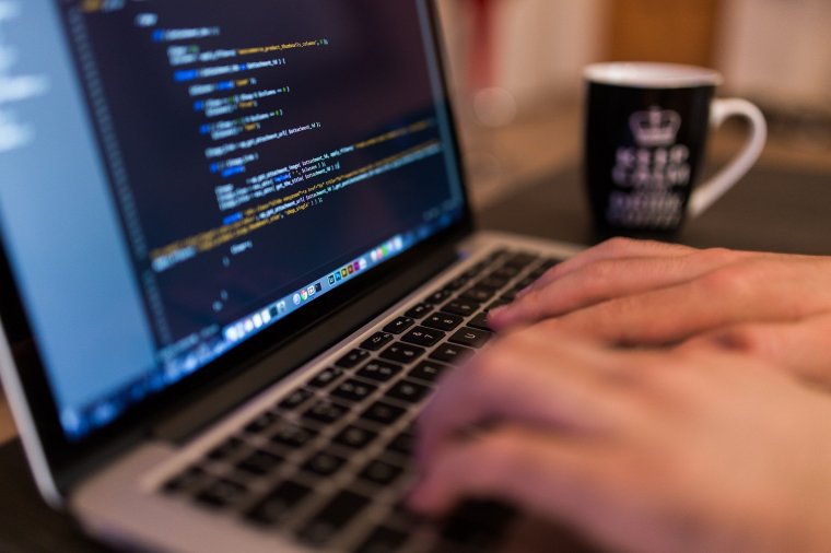 „Jól meg kell fizetni őket” – A közalkalmazott informatikusok bére is adómentes lesz