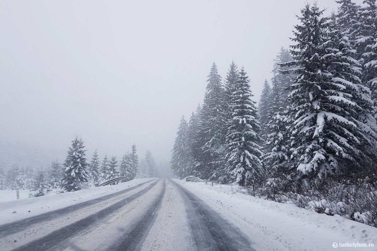 Havas út a Hargitán hétfő délután. Az időjárási körülmények figyelembe vételét ajánlják &bullet;  Fotó: Székelyhon