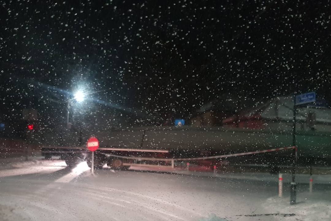 Ugyanaz a kamion, ugyanott, még napfelkelte előtt &bullet;  Fotó: Udvarhelyszéki Közlekedési Infó/Facebook