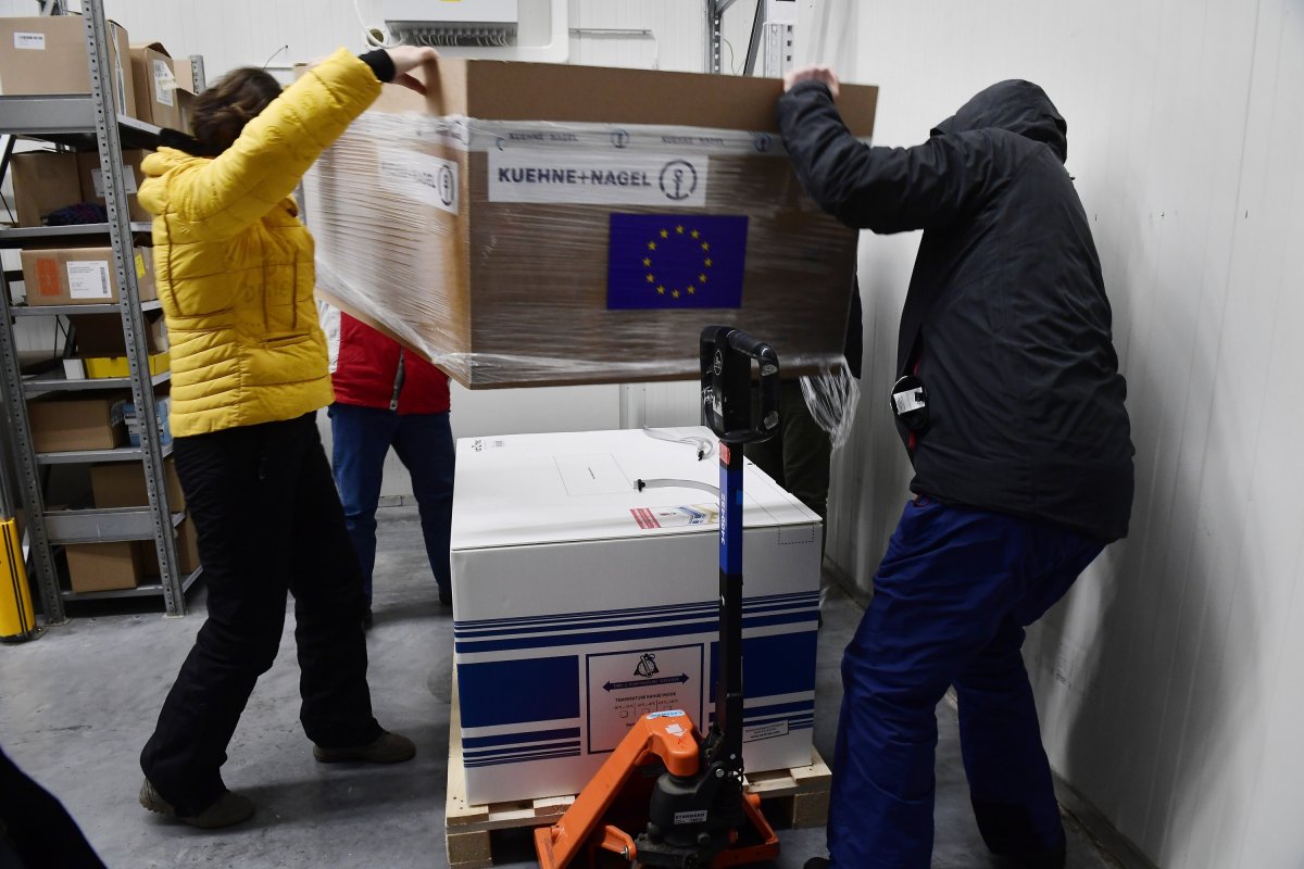 Felgyorsítanák a folyamatot. A brüsszeli illetékesek szerint az EU lakosságának legalább 70 százaléka a nyár végéig oltáshoz juthat •  Fotó: Koszticsák Szilárd/MTI