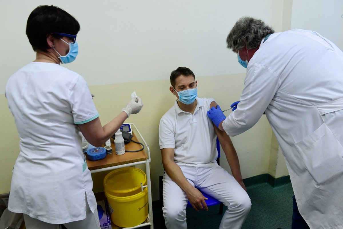 Az egészségügyi személyzet után az idősek és a kulcsfontosságú területek dolgozói jönnek •  Fotó: Koszticsák Szilárd/MTI