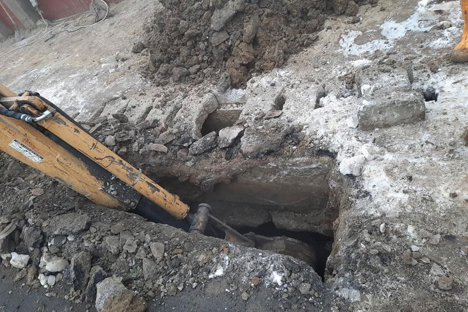 Egymás után több helyszínen kellett beavatkozni. Ismétlődő csőtörések •  Fotó: Molnár József/Facebook