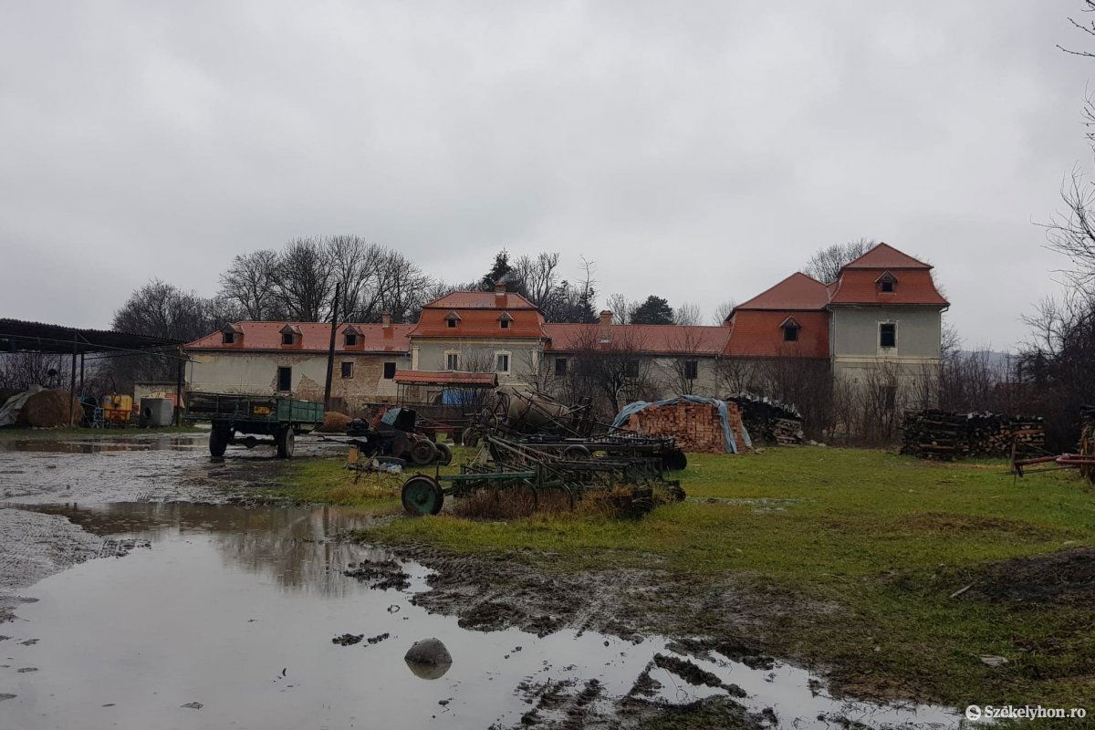 Február végéig el kell vigyék az udvarról a helyiek az ott tárolt mezőgazdasági gépeiket •  Fotó: Kozán István