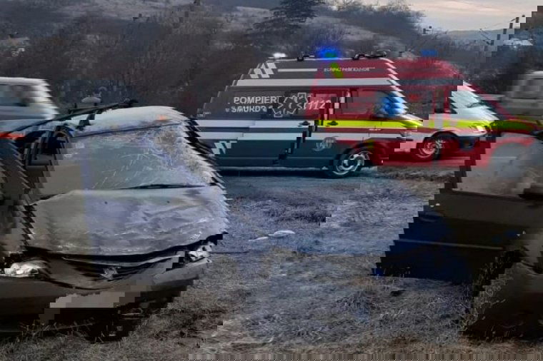 Öten sérültek meg az útról lesodródó autóban