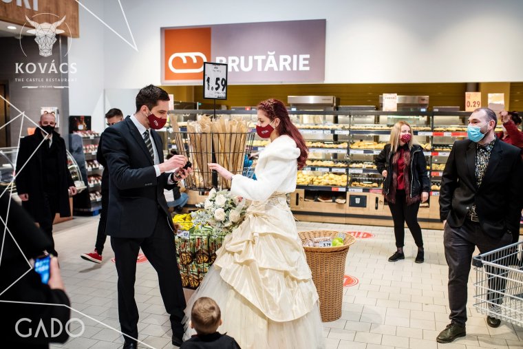 Esküvőt játszottak el egy szupermarketben, hogy felhívják a figyelmet a kettős mércére