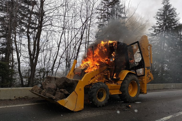 Munkagép gyúlt ki az országúton