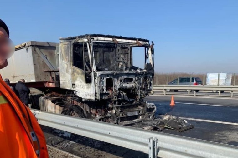 Teherautó vezetőfülkéjében keletkezett tűz miatt állt a forgalom az autópálya letérőjénél