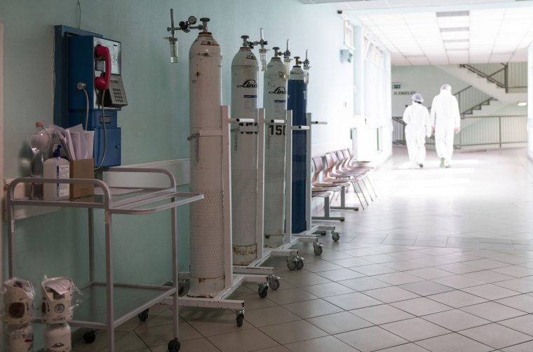 Rekordközelben maradt az intenzív osztályon kezeltek száma, kicsit kevesebb az aktív eset