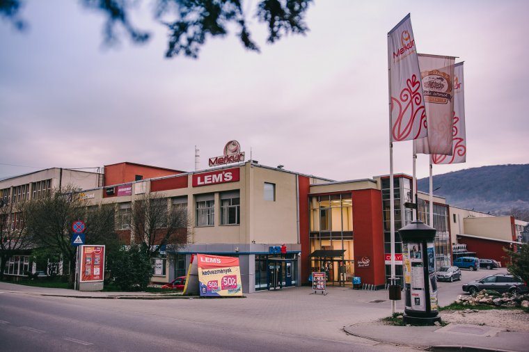 Teljesen megújul a Merkúr élelmiszerüzlete (x)