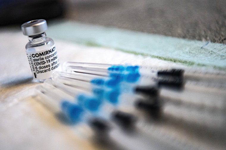 Hatalmas nyereségre tett szert csekély három hónap alatt az oltásokból a Pfizer