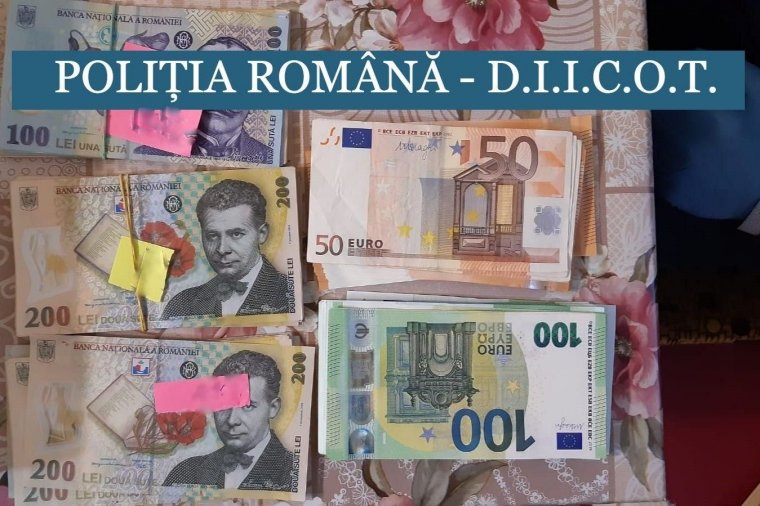 Tucatnyi házkutatás eredménye: lefoglalt cigaretta, készpénz lejben és euróban
