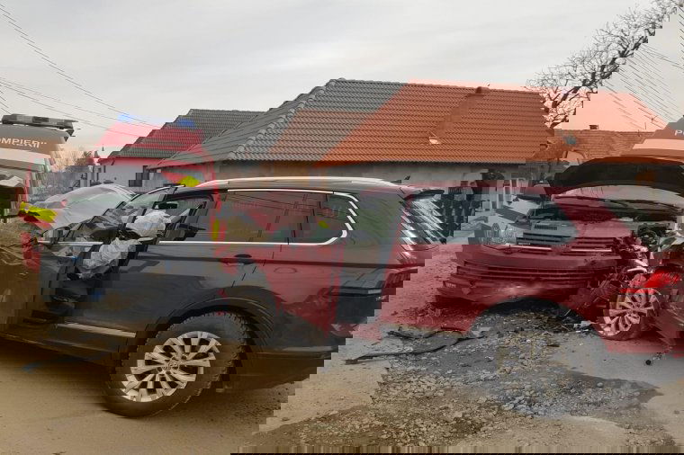 Rohammentővel ütközött egy autó, ketten megsérültek