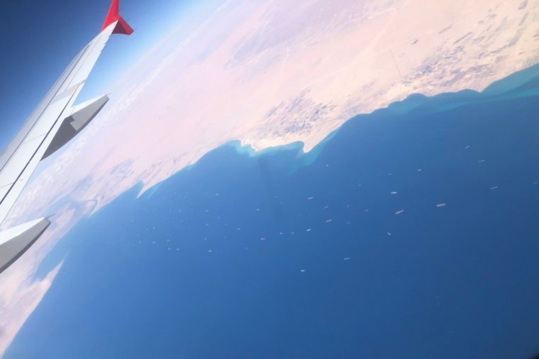 Ilyennek látta olvasónk repülőgépből a Szuezi-csatornánál kígyózó hajósort