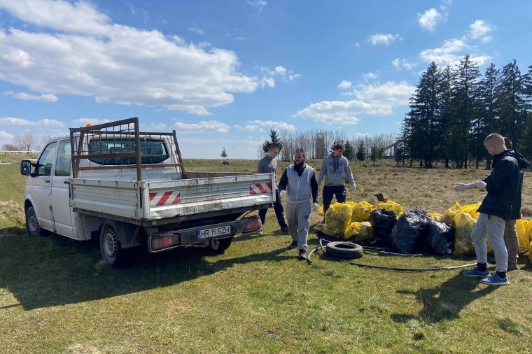 Már egy hónapja szedik a szemetet, de még mindig sok van belőle
