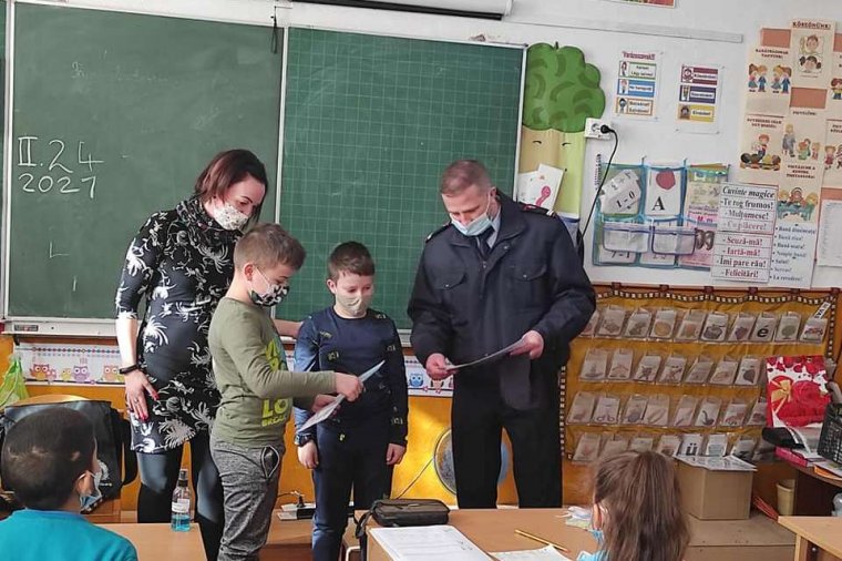 Ügyesen jártak el a szentegyházi diákok, amikor rátaláltak a gránátokra – meg is kapták az elismerést