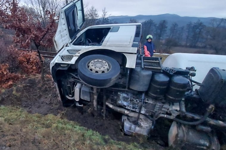 Üzemanyagot szállító tartálykocsi borult a vasúti sínek mellé