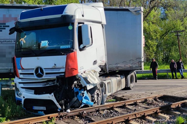 Vonat sodort el egy teherautót