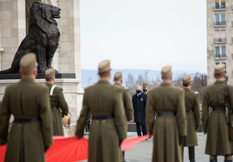 Felvonták a nemzeti lobogót az Országház előtt