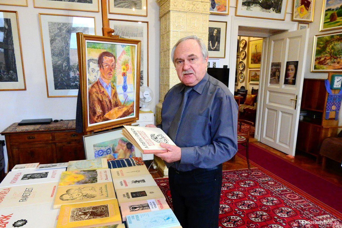 Ferenczy Miklós kolozsvári református lelkipásztor a képzőművészeti galériában •  Fotó: Székelyhon
