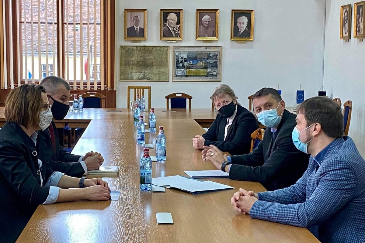 Gálfi Árpád polgármester (bal oldalon) és Daniel David rektor (jobb oldalon, középen) megállapodást írt alá kedden Kolozsváron •  Fotó: Gálfi Árpád/Facebook