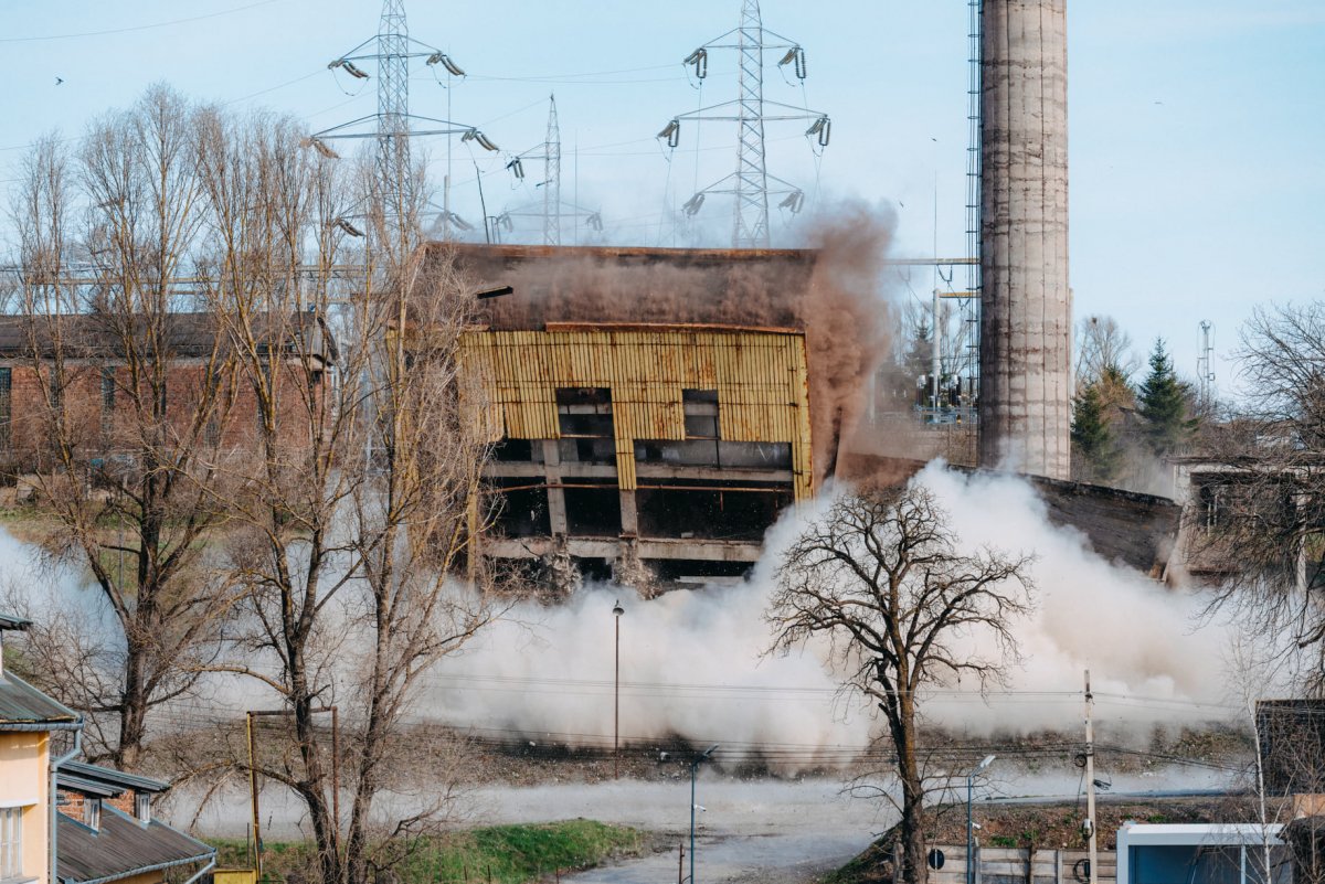 A zsugorítóként ismert jellegzetes épület a robbanás pillanatában &bullet;  Fotó: Menyhárt Csongor