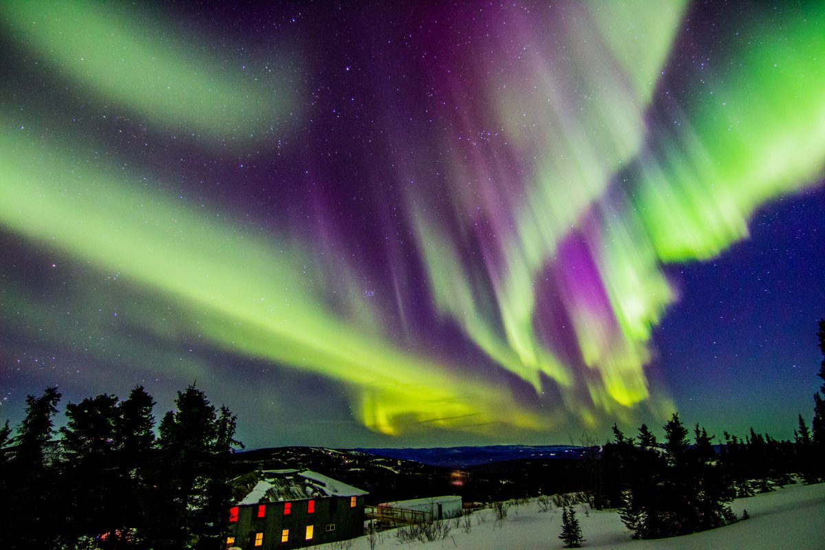 A sarki fény. A Föld északi és déli sarkánál a légkörbe behatoló töltött részecskék által keltett időleges fényjelenség &bullet;  Fotó: Miklós Györgyi