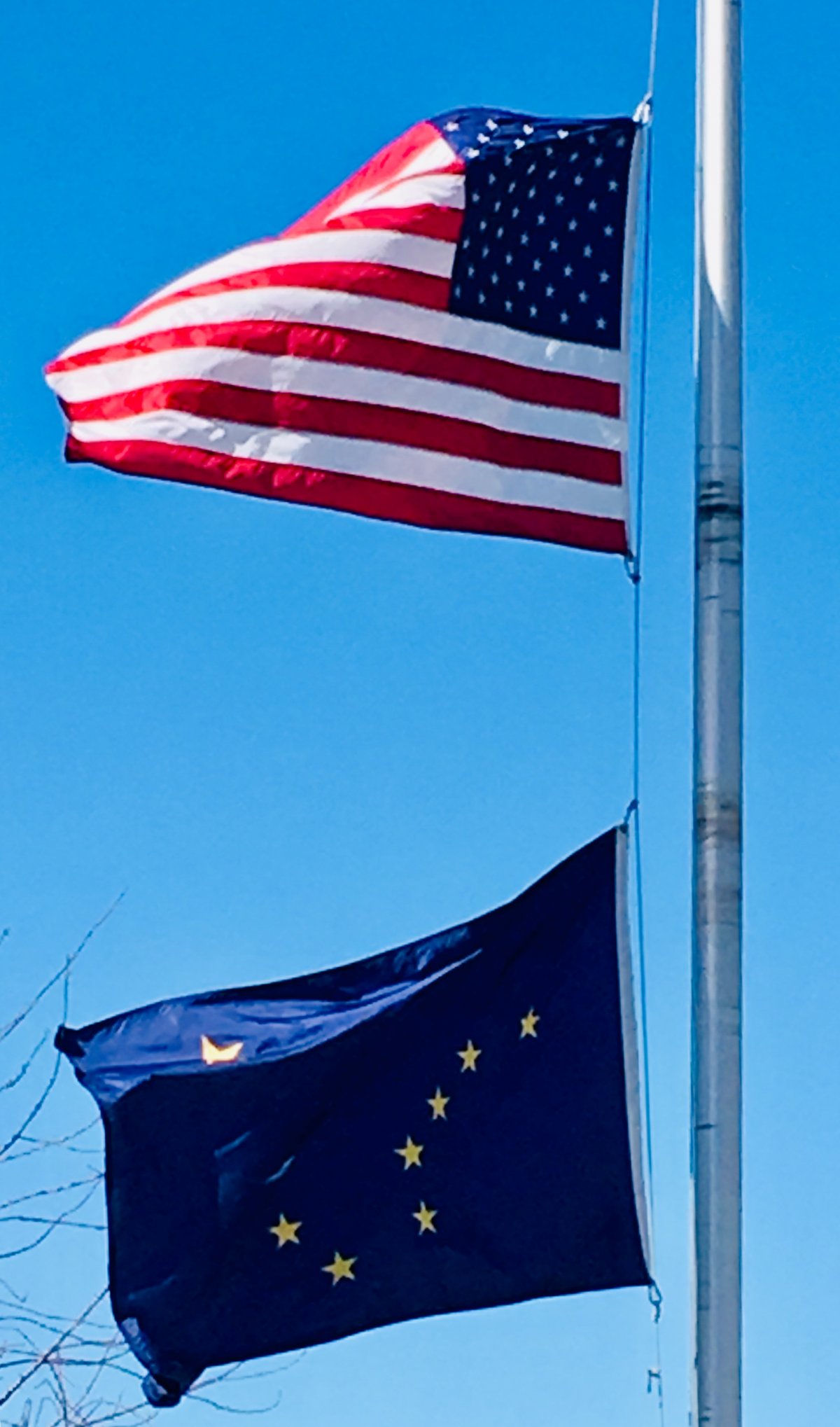 Alaszka zászlaja kék alapú, rajta arany csillagokkal, amelyek a Göncölszekeret és a Sarkcsillagot jelképezik. &bullet;  Fotó: Miklós Györgyi