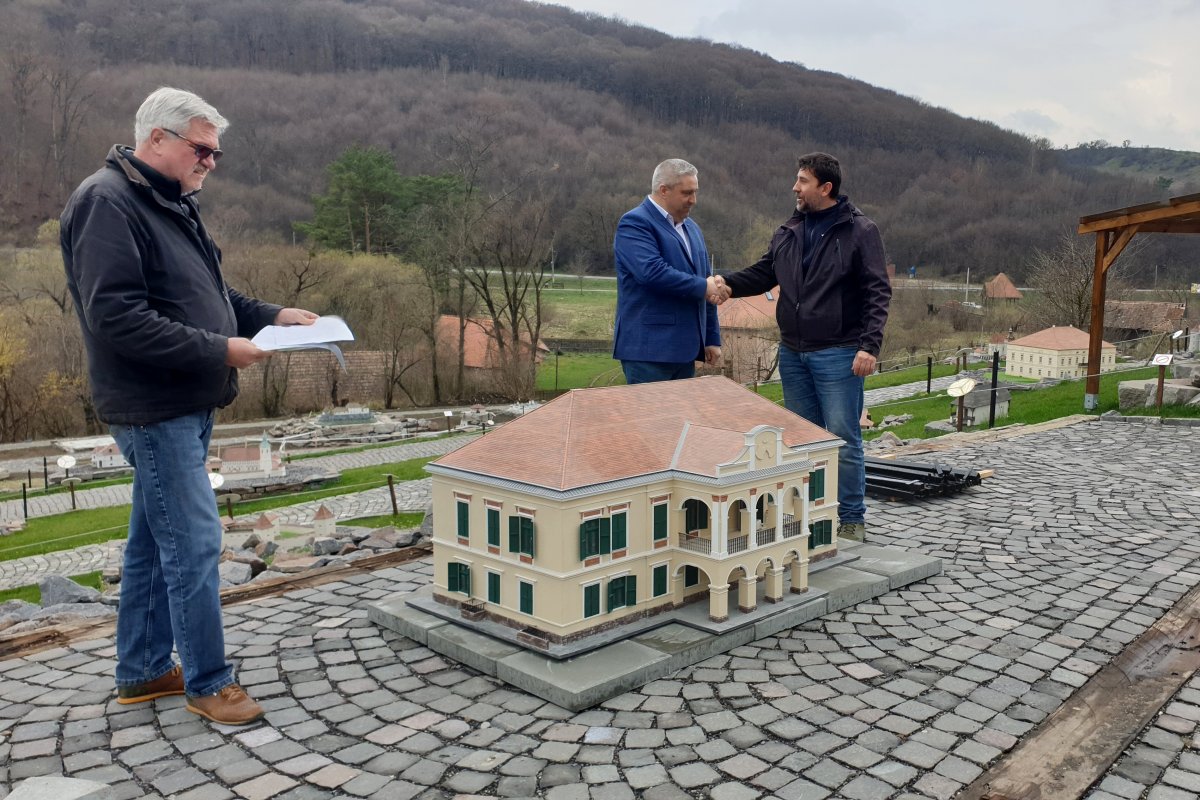 Eggyel több. A marosszentgyörgyi Máriaffy-kastély makettjével bővült a Mini Erdély Park • Forrás: Székelyföldi Legendárium 