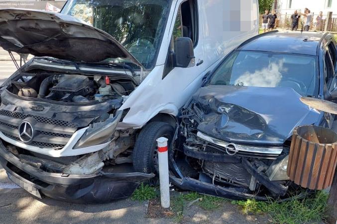 Ütközés Székelyudvarhelyen, egy személyt ki kellett menteni az autóból