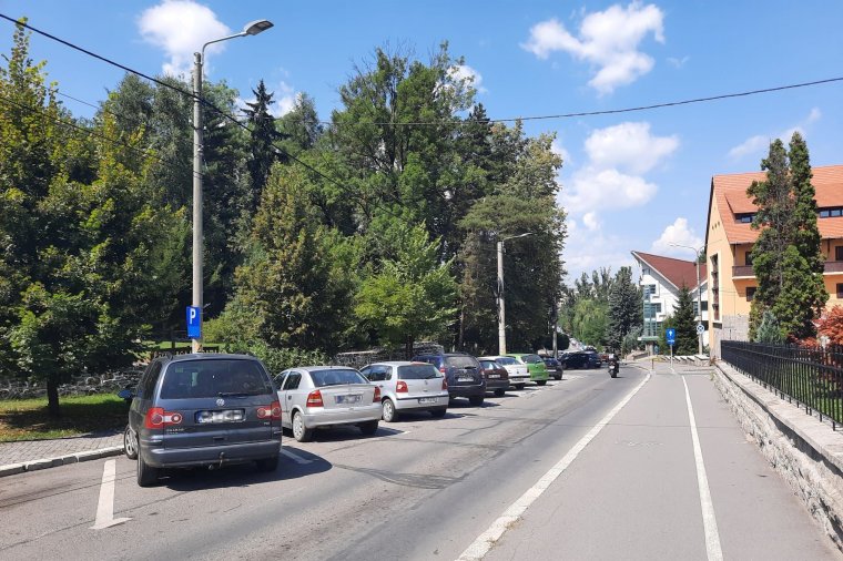 Újraaszfaltozzák a parkolósávot, egy napig nem lehet használni