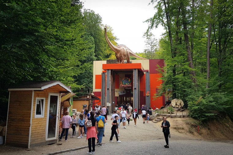 Új megalátványosság a barcarozsnyói dinóparkban – videóval