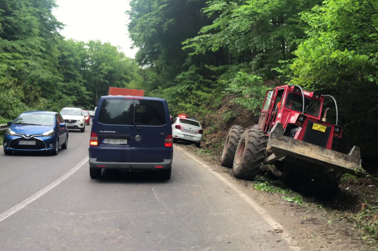Torlódás alakulhat ki a Kalondán, vágják az út menti fákat