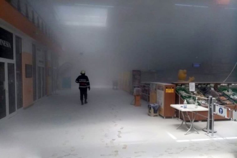 Beindult a tűzvédelmi rendszer, por lepte el a bevásárlóközpontot – videó