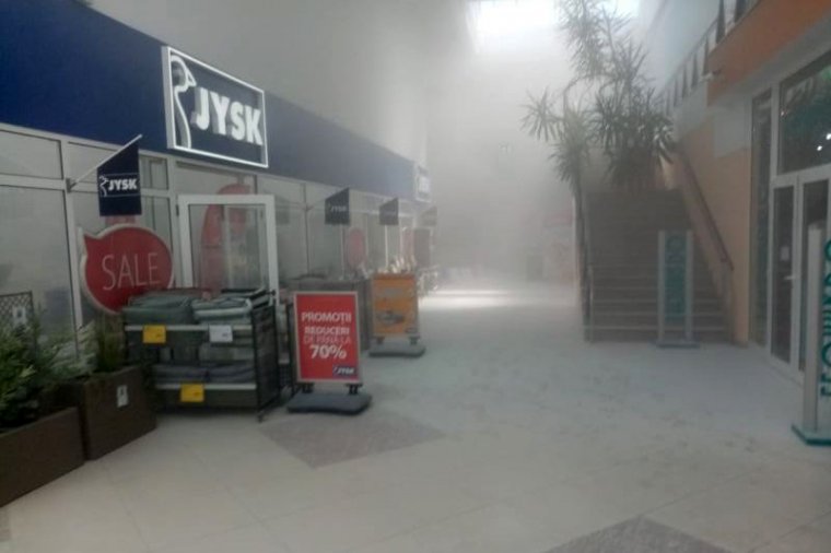 Beindult a tűzvédelmi rendszer, ki kellett menekülniük a vásárlóknak