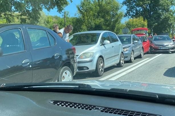 Tíz autó ütközött