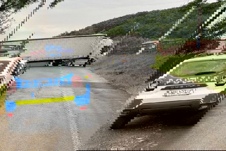 Keresztbe fordult kamion zárta el az Oroszhegy felé vezető megyei utat