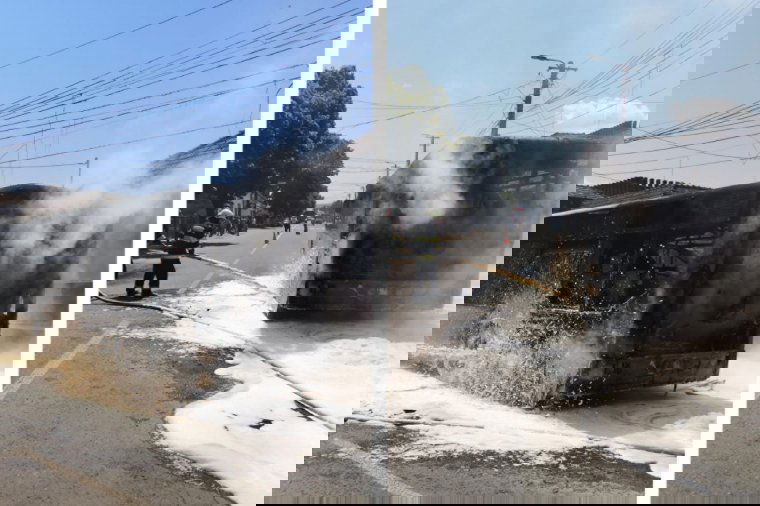 Menet közben kezdett el füstölni egy autóbusz, majd lángok csaptak fel a motorházból