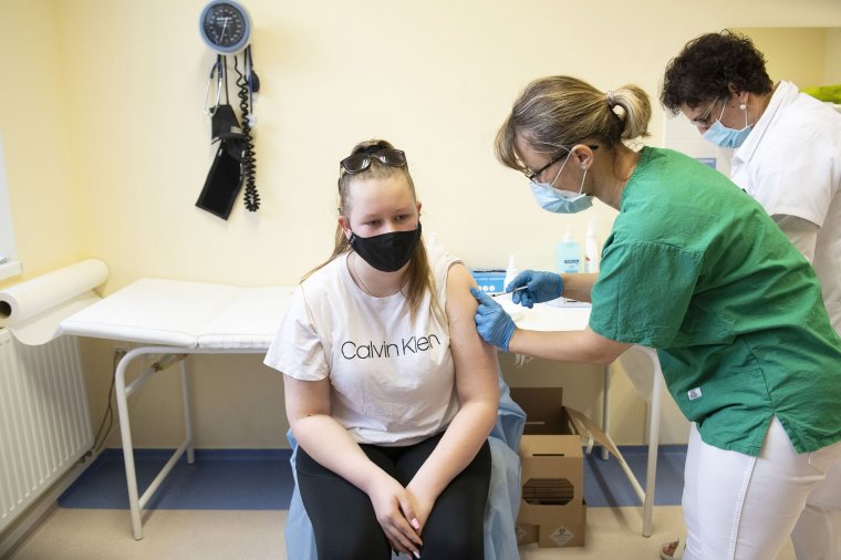 Augusztustól Spikevax vakcinát is kaphatnak a 12-17 évesek
